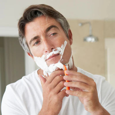 Por estas razones no deberías compartir tus navajas de afeitar
