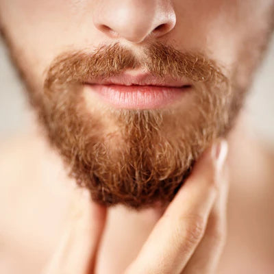 Descubre cómo combatir la caspa de la barba